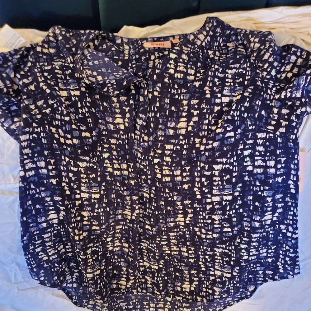 EVRI 1X blue patterned short sleeve bliuse with 2 buttons